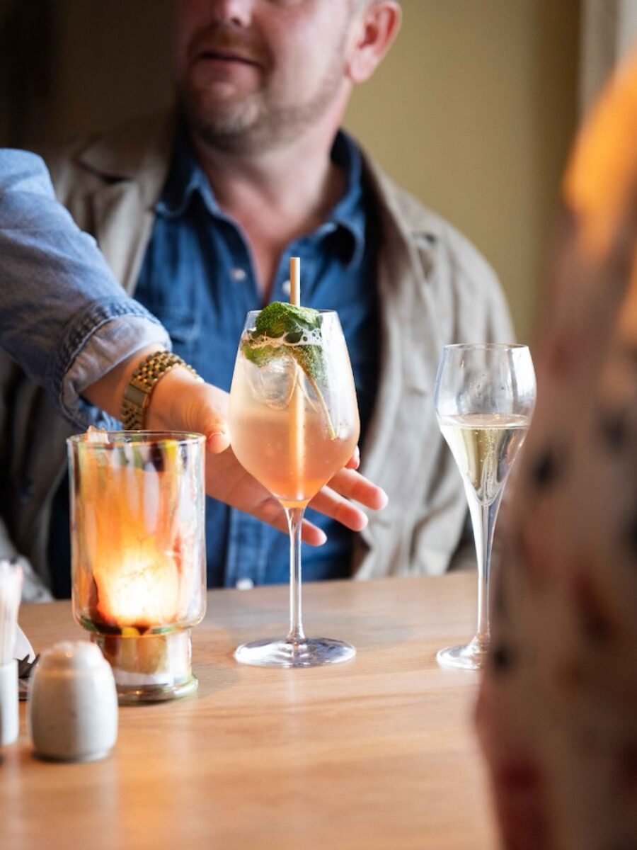 A la carte Torsdag och Fredag mellan 17-21.30 och Lördag mellan 11.30-21.30 (undantagsvis 4 & 11 oktober då vi serverar endast hummersupé under kvällstid)