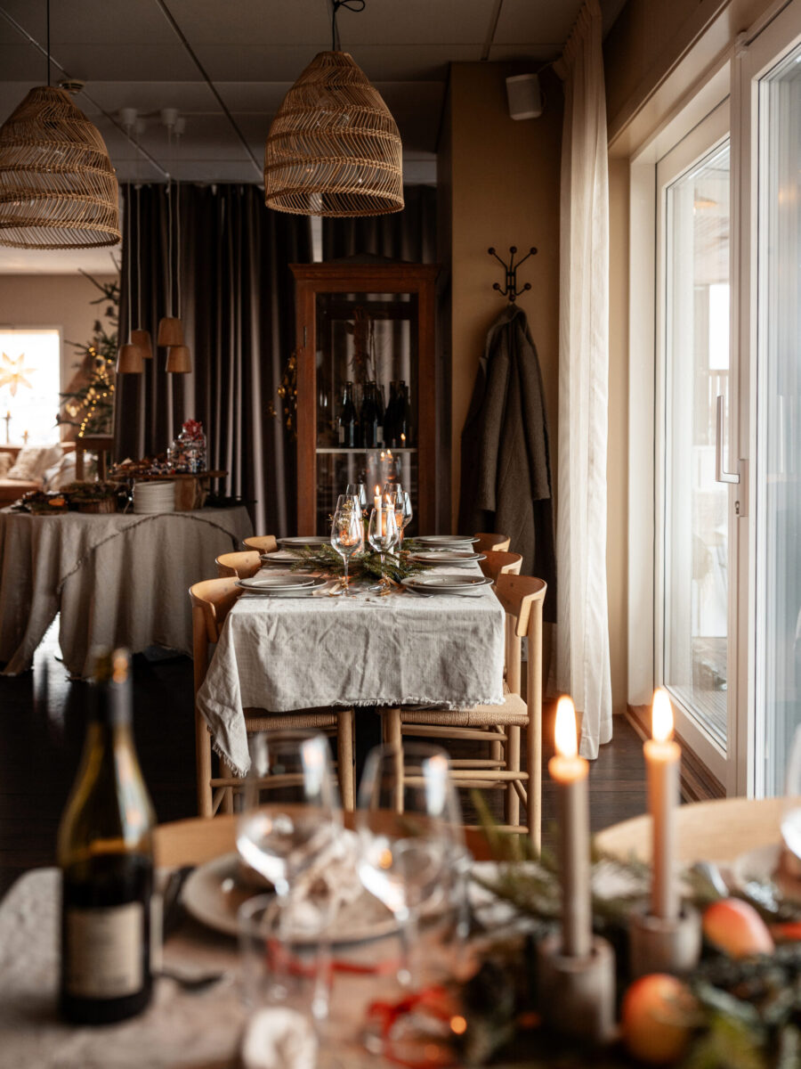 Julbord v.48-50 En sittning - Torsdagar, Fredagar 18-21.30 - 725 kr och barn upp till 12 år 295 kr.